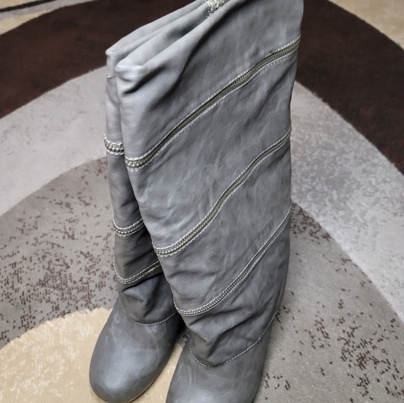 Boots - Picture 2 of 4